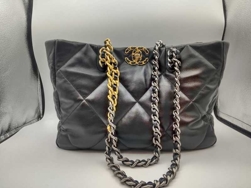 シャネル買取　CHANEL 19 ショッピング バッグ